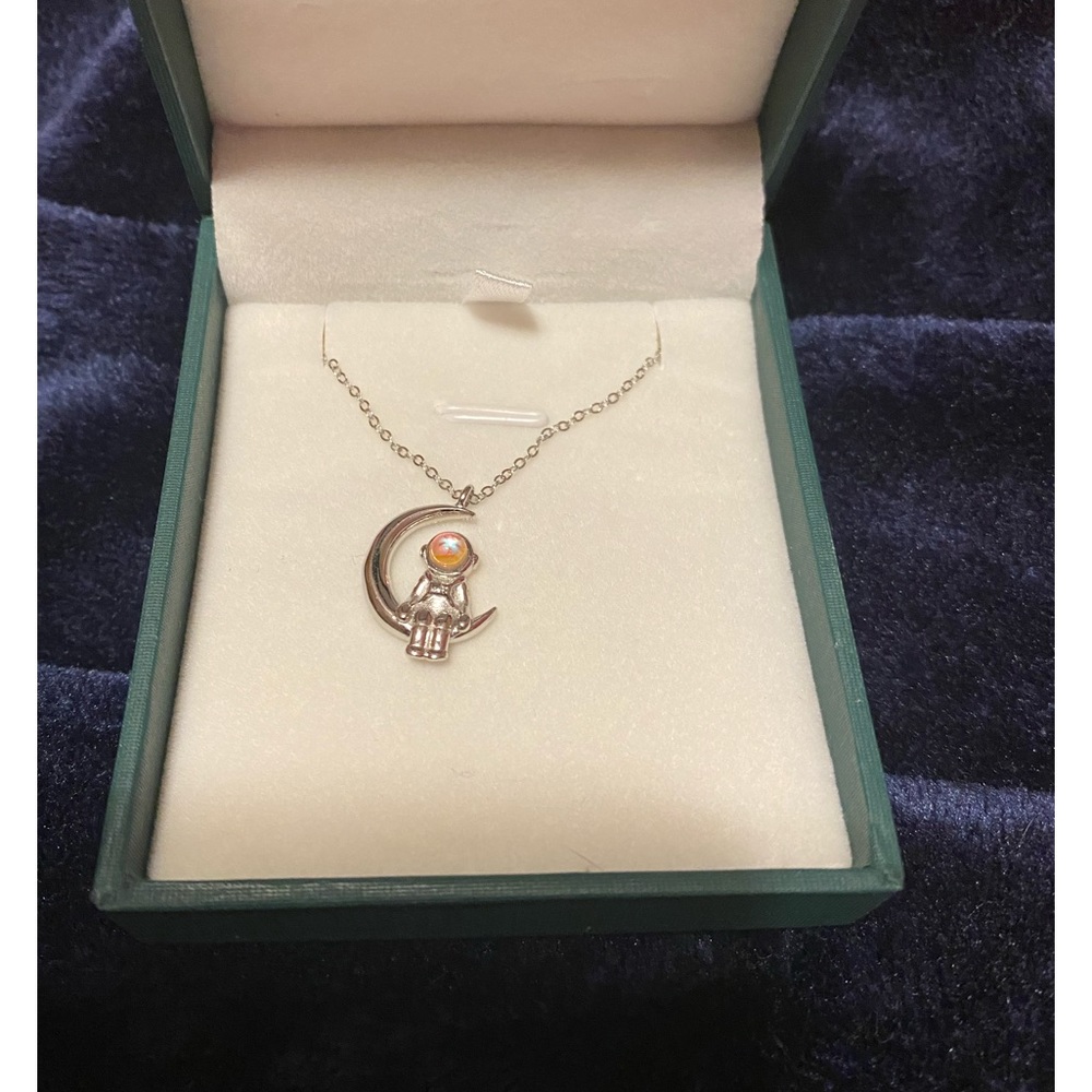 Brand new Moon and Astronaut necklace made of 925 silver and filled with opal